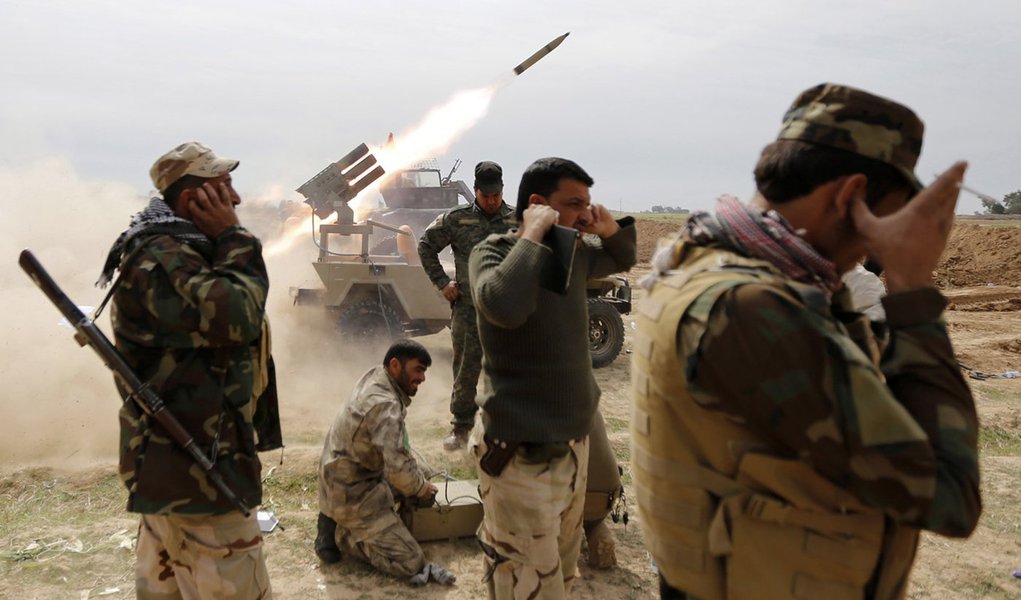 Combatentes xiitas lanÃ§ando foguete durante confronto com militantes do Estado IslÃ¢mico na cidade de al-Alam.   09/03/2015    REUTERS/Thaier Al-Sudani