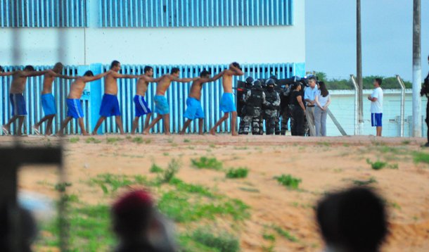 O motim realizado pelos detentos da penitenciária estadual de Alcaçuz, em Nísia Floresta, ainda não tem as proporções conhecidas pela direção da unidade. Até as 15h20 desta segunda-feira (16), a informação era de que havia problemas, pelo menos, nos pavil