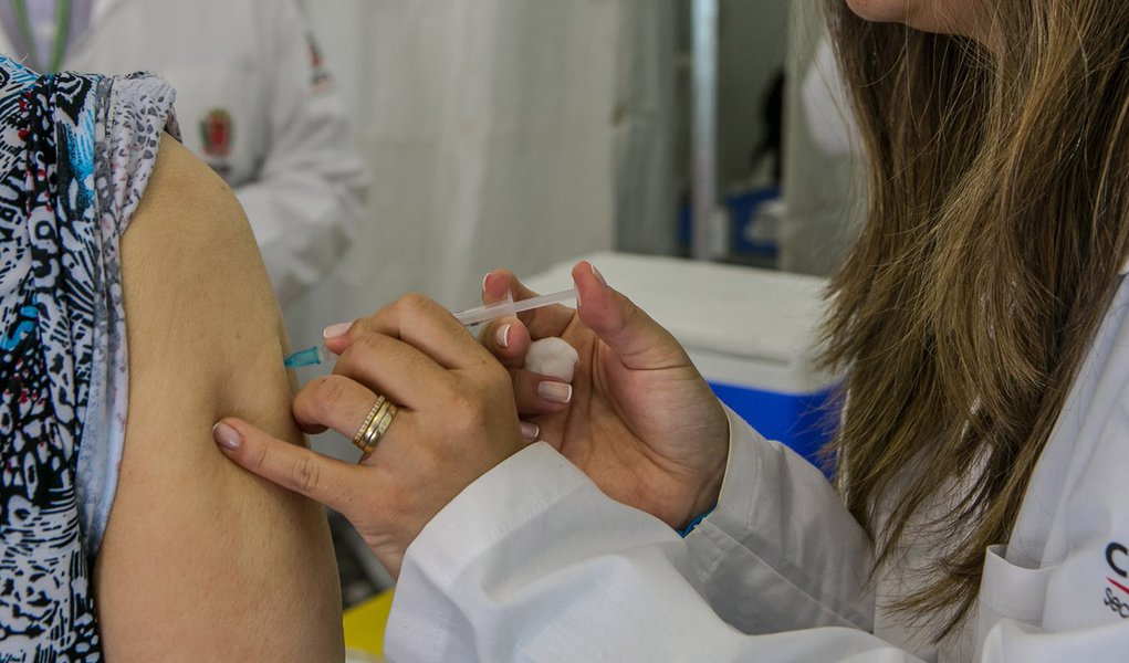 Curitiba atingiu a meta da Campanha Nacional de Vacinação contra Gripe, imunizando 80,5% da população integrante dos grupos vulneráveis até esta quarta-feira (27).
Foto: Maurilio Cheli/SMCS