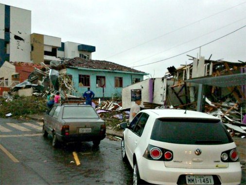 21/04/2015-  Xanxerê- SC, Brasil-  Aproximadamente mil pessoas ficaram desabrigadas em Xanxerê, no Oeste de Santa Catarina, após o temporal que atingiu a cidade, na tarde desta segunda-feira (20).
Duas pessoas morreram conforme o Corpo de Bombeiros e a P