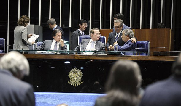 Plenário do Senado durante sesão não deliberativa.

Mesa:
senador Eunício Oliveira (PMDB-CE);
senador presidente do Senado Federal, senador Renan Calheiros ( PMDB-AL);
senador Jorge Viana (PT-AC).

Foto: Moreira Mariz/Agência Senado
