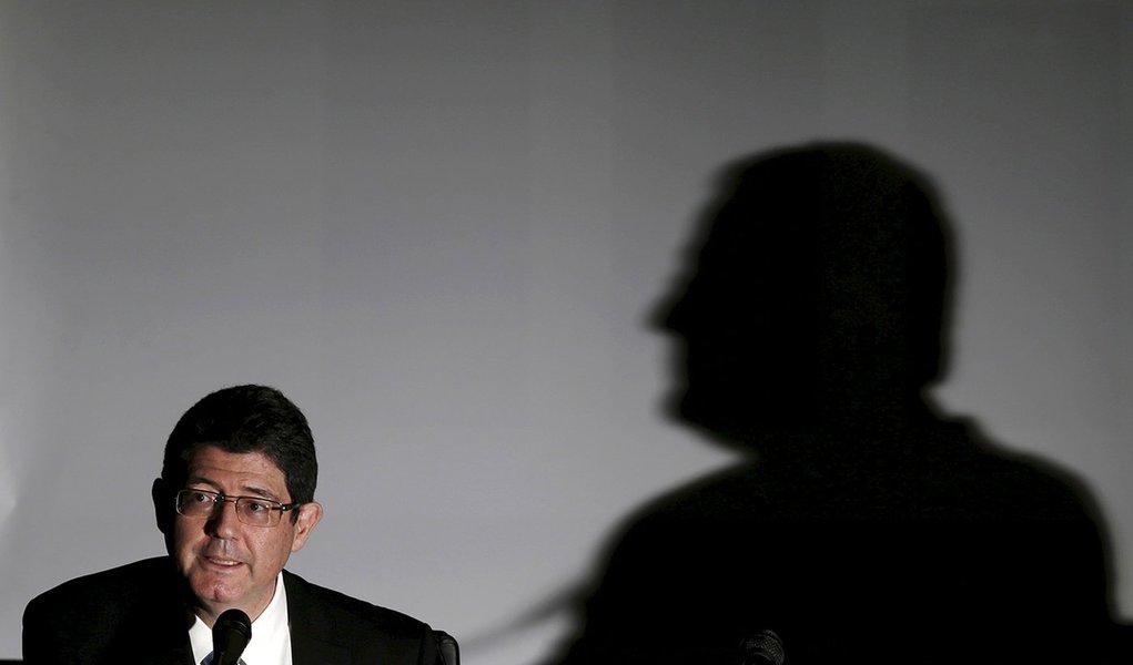 Ministro da Fazenda, Joaquim Levy (Ã  esquerda) e sombra do ministro do Planejamento, Nelson Barbosa (Ã  direita), durante entrevista coletiva para anunciar a reduÃ§Ã£o das metas fiscais. 22/07/2015. REUTERS/Ueslei Marcelino
