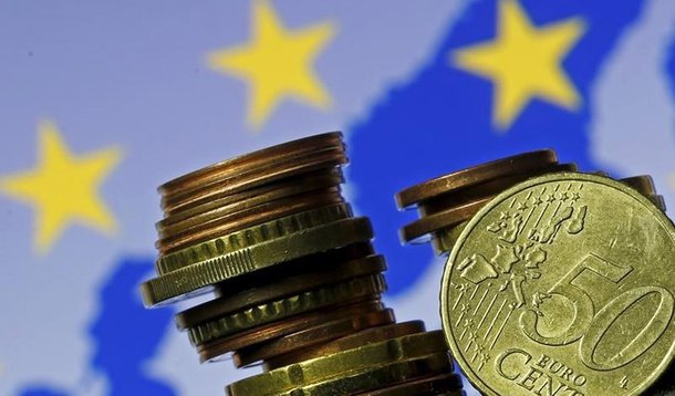 Moedas do euro em frente bandeira em fotografia ilustrativa. 28/05/2015 REUTERS/Dado Ruvic