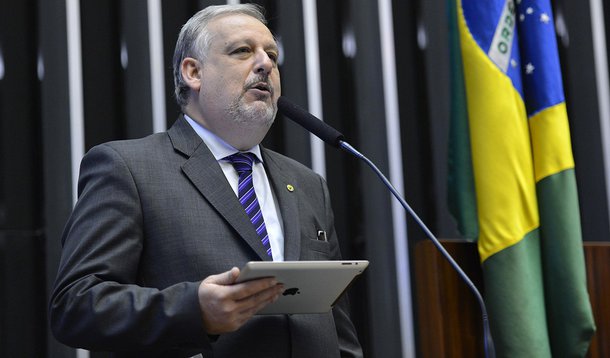 26-03-2015 - O ministro das Comunicações, Ricardo Berzoini, apresenta as prioridades e o cronograma de ações da pasta para 2015, no plenário da Câmara dos Deputados (Antonio Cruz/Agência Brasil)