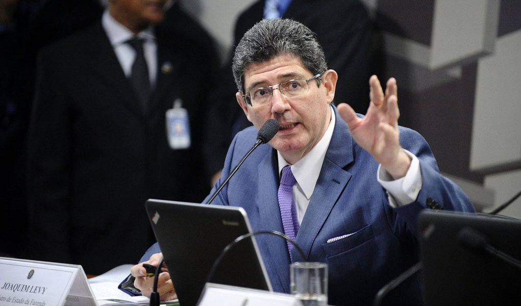 Sala de comissões do Senado durante a Comissão de Assuntos Econômicos (CAE).

CDH realiza audiência pública com o ministro da Fazenda, Joaquim Levy, sobre as diretrizes da Pasta para 2015.

Em pronunciamento, ministro da Fazenda, Joaquim Levy.

Foto