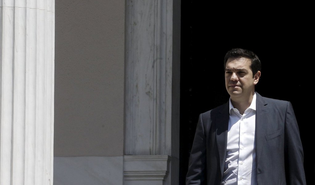 Premiê grego Tsipras deixa o gabinete em Atenas. 15/07/2015 REUTERS/Yiannis Kourtoglou