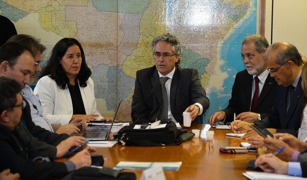 O secretÃ¡rio de RelaÃ§Ãµes de Trabalho do MinistÃ©rio do Planejamento, SÃ©rgio MendonÃ§a, apresenta para representantes sindicais dos servidores pÃºblicos federais proposta governamental de reajuste (JosÃ© Cruz/AgÃªncia Brasil)