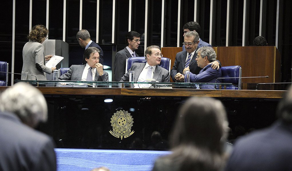 Plenário do Senado durante sesão não deliberativa.

Mesa:
senador Eunício Oliveira (PMDB-CE);
senador presidente do Senado Federal, senador Renan Calheiros ( PMDB-AL);
senador Jorge Viana (PT-AC).

Foto: Moreira Mariz/Agência Senado
