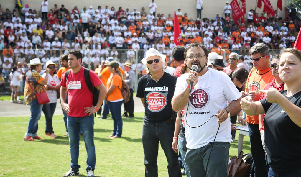 Curitiba- PR- Brasil- 04/03/2015- Os professores e funcionários da rede estadual de ensino do Paraná decidiram manter a greve da categoria, que completa 24 dias nesta quarta-feira (4). Os servidores se reúnem no Estádio da Vila Capanema, em Curitiba e ini