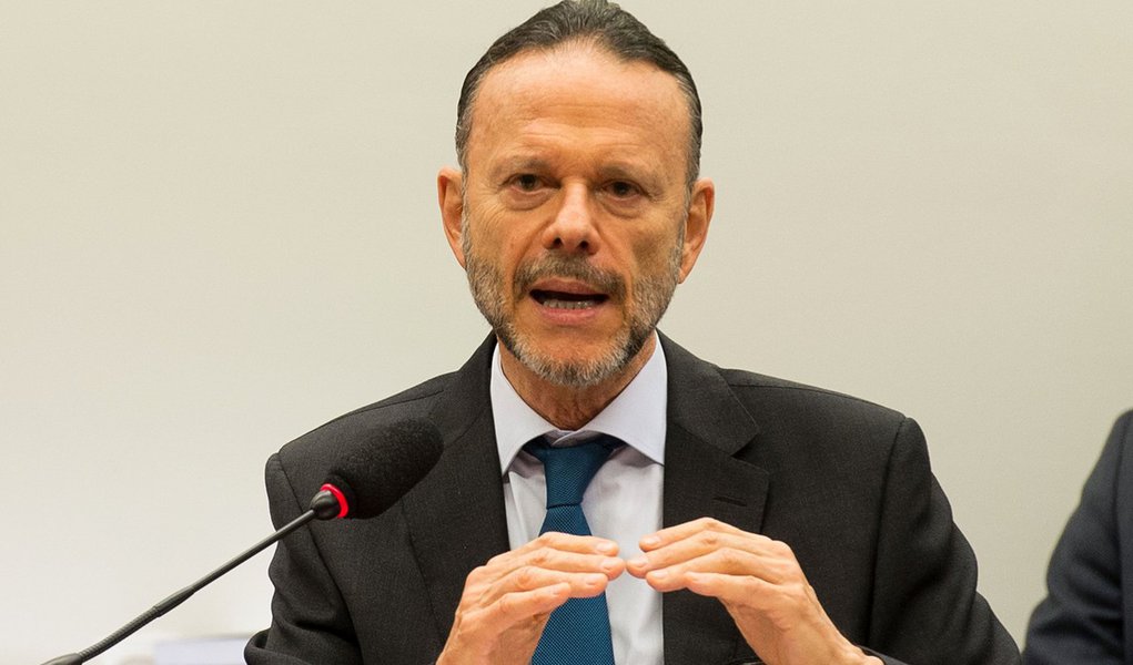 O presidente do BNDES, Luciano Coutinho, presta depoimento na CPI da Petrobrás na Câmara dos Deputados (Marcelo Camargo/Agência Brasil)