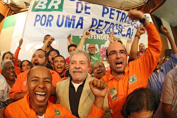 24/02/2015- Rio de Janeiro- RJ, Brasil- O ex-presidente Luiz Inácio Lula da Silva, acadêmicos, artistas e lideranças políticas, participam de ato em defesa da Petrobras, convocado pela CUT e pela Federação Única dos Petroleiros. Foto: Ricardo Stuckert/ In