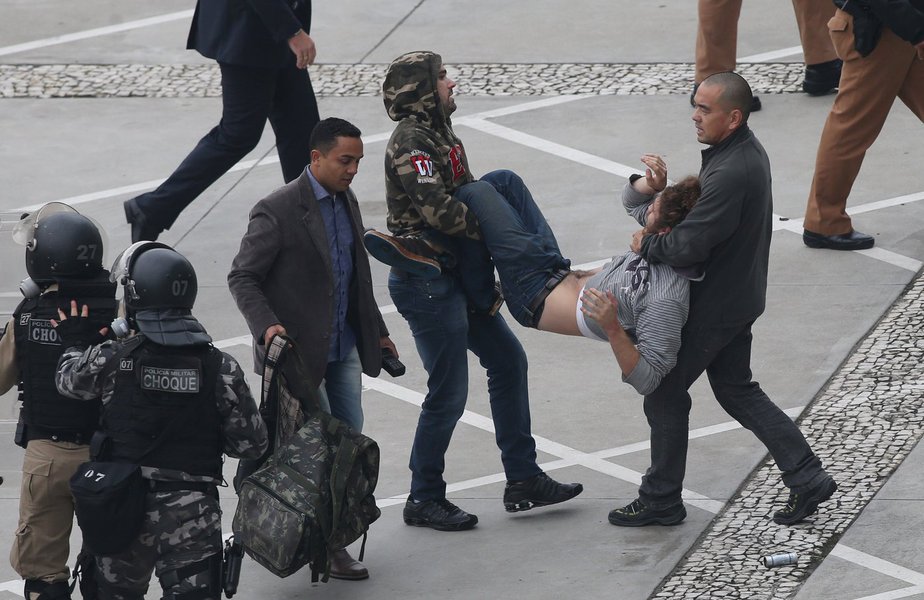 Curitiba- PR- Brasil-29/04/2015- Portesto de professores em greve, por conta da reforma previdenciária para os servidores públicos da educação do estado. Houve confronto entre policiais e manifestantes. Foto: Orlando Kissner/ Fotos Públicas