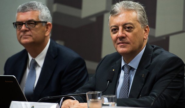 Diretor financeiro, Ivan de Souza Monteiro, e o presidente da Petrobras, Aldemir Bendine, durante audiência das comissões de Serviços de Infraestrutura e de Assuntos Econômicos do Senado (Marcelo Camargo/Agência Brasil)
