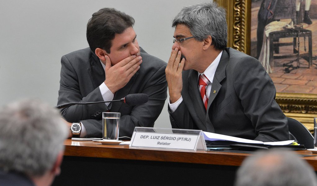 O deputado Hugo Motta e o relator da CPI da Petrobras, deputado Luiz Sergio, durante tomada de depoimento do presidente da Mitsui para a CPI da Petrobras (Valter Campanato/Ag�ncia Brasil)