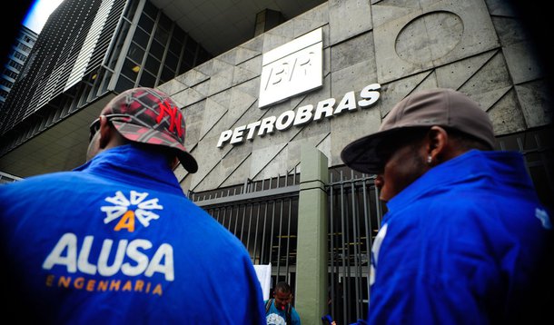 Rio de Janeiro- RJ- Brasil- 22/01/2015- Trabalhadores da Comperj em implantação no município de Itaboraí, na região metropolitana do Rio, fazem manifestação em frente ao edifício-sede da Petrobras no centro do Rio.( Tânia Rego/Agência Brasil)