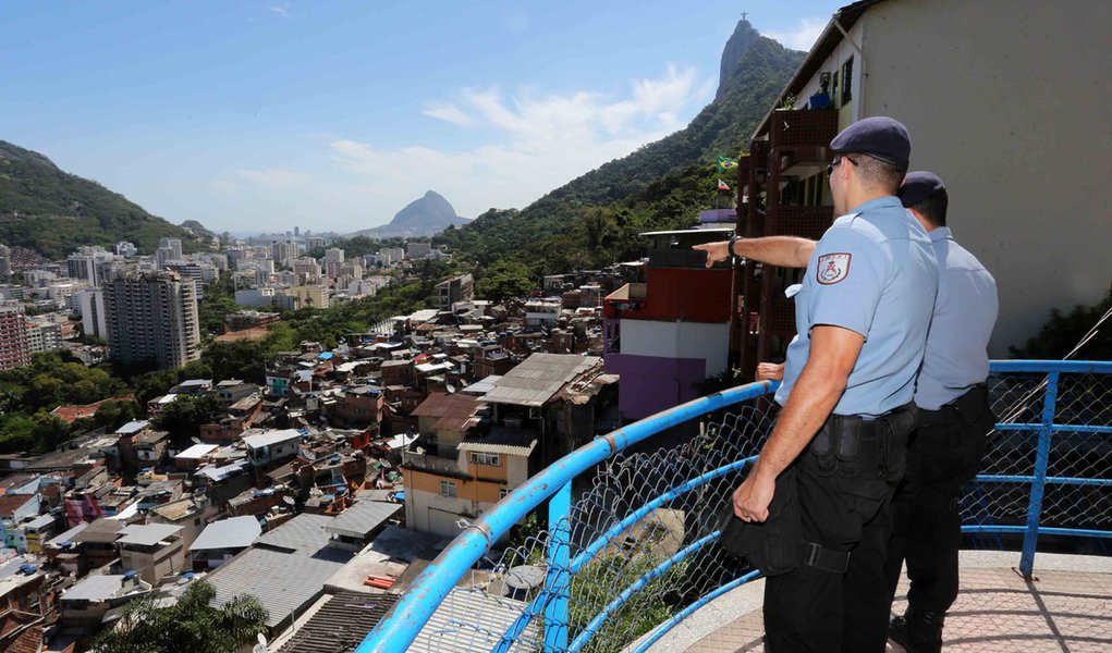 Policiamento comunidade Santa Marta