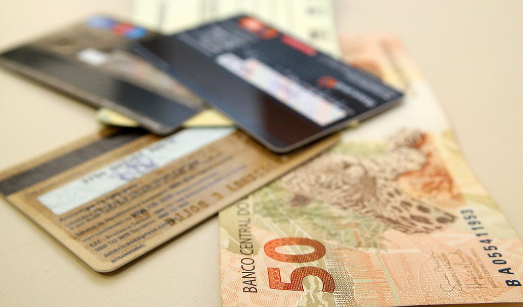 Cartões, dinheiro e cheques. Foto: Marcos Santos/USP Imagens