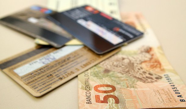 Cartões, dinheiro e cheques. Foto: Marcos Santos/USP Imagens