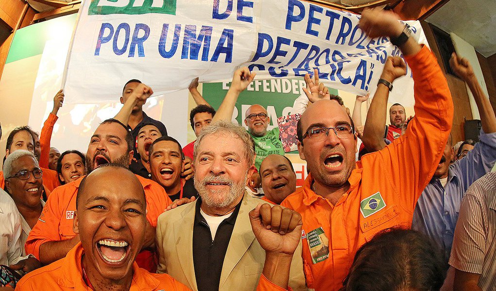 24/02/2015- Rio de Janeiro- RJ, Brasil- O ex-presidente Luiz Inácio Lula da Silva, acadêmicos, artistas e lideranças políticas, participam de ato em defesa da Petrobras, convocado pela CUT e pela Federação Única dos Petroleiros. Foto: Ricardo Stuckert/ In