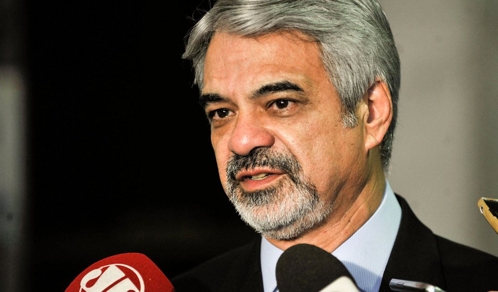 O líder do PT no Senado, Humberto Costa (PE), fala com a imprensa sobre os ultimos acontecimentos na operação Lava Jato (Fabio Rodrigues Pozzebom/Agência Brasil)