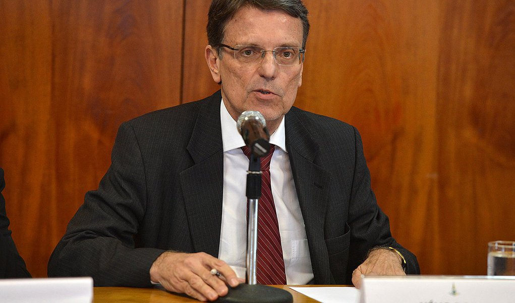 O chefe da Casa Civil do GDF, Hélio Doyle, participa de coletiva sobre a situação financeira do Distrito Federal (Valter Campanato/Agência Brasil)