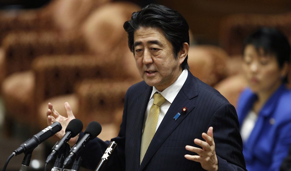 PremiÃª japonÃªs, Shinzo Abe, em discurso no parlamento, em TÃ³quio. 04/02/2015 REUTERS/Toru Hanai