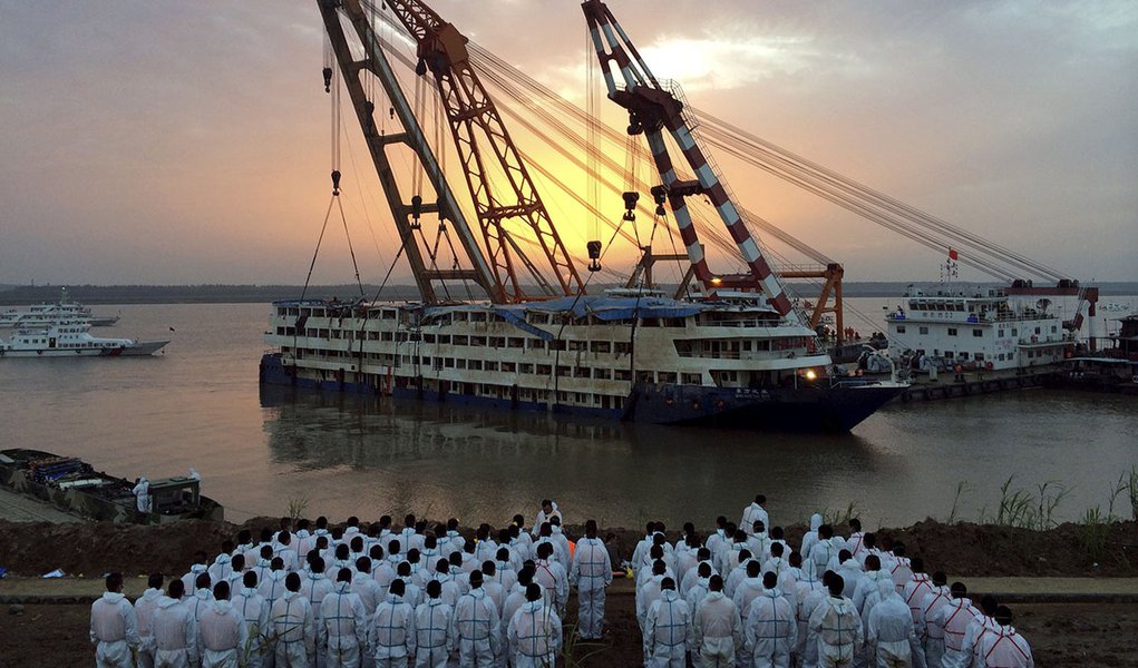 Agentes de resgate acompanham retirada de navio do rio YangtzÃ© em Jianli, na China, nesta sexta-feira. 05/06/2015 REUTERS/China Daily