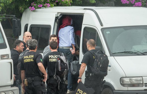 DNT 4400  14-11-2014   SAO PAULO - SP   /  NACIONAL OE  /  OPERACAO LAVA JATO  -  Presos pela investigacao Lava Jato da Policia Federal saem da sede da PF no bairro da Lapa, zona oeste de Sao Paulo  -  FOTO DANIEL TEIXEIRA/ESTADAO