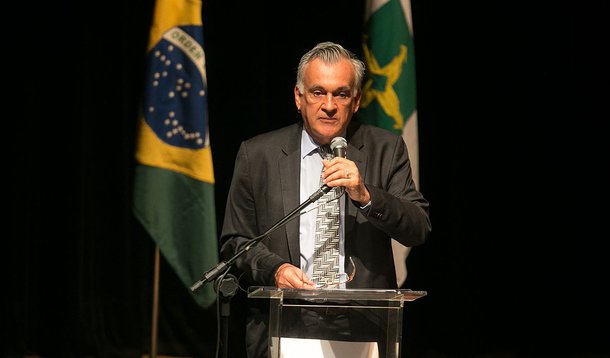 DF - POSSE/JUCA FERREIRA/CULTURA - POLÍTICA - Cerimônia de transmissão de cargo da   ministra interina Ana Cristina Wanzeler   para o novo ministro da Cultura, Juca   Ferreira, no Teatro Funarte Plínio   Marcos, em Brasília, nesta segunda-  feira.    12/0