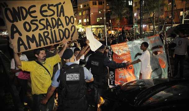 Policiais militares tentam conter protesto na favela da Rocinha pelos dois anos de desaparecimento do ajudante de pedreiro Amarildo de Souza durante uma operação policial (Fernando Frazão/Agência Brasil)