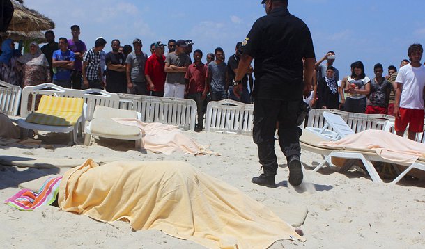 Corpo de turista morto por homem armado perto de hotel em Sousse, na TunÃ­sia. 26/06/2015 REUTERS/Amine Ben Aziza