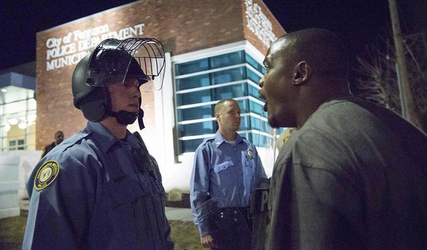 Manifestante confrontando policial em Ferguson.   11/03/2015   REUTERS/Kate Munsch