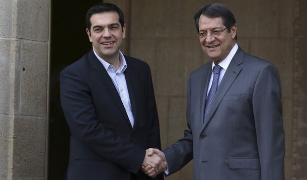 PremiÃª grego, Alexis Tsipras (esquerda), em encontro com presidente do Chipre, Nicos Anastasiades, em NicÃ³sia. 02/02/2015 REUTERS/Yiannis Kourtoglou