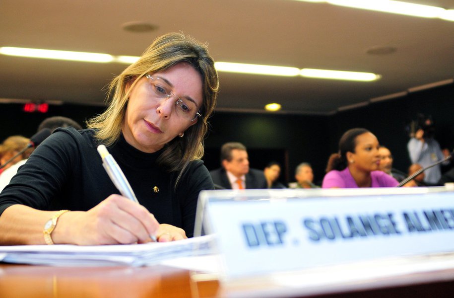 Comiss�o de Seguridade Social e Fam�lia CSSF Audi�ncia P�blica Tema: "Esclarecimentos sobre a situa��o dos Hospitais Universit�rios." REQ 354/10 da deputada Solange Almeida Dep Solange Almeida Foto: Saulo Cruz 27.05.10