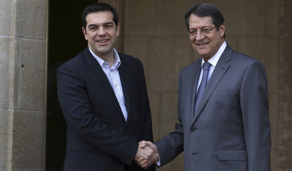 PremiÃª grego, Alexis Tsipras (esquerda), em encontro com presidente do Chipre, Nicos Anastasiades, em NicÃ³sia. 02/02/2015 REUTERS/Yiannis Kourtoglou