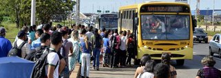 06/03/2015. Crédito: Gustavo Moreno/CB/D.A Press. Brasil. Brasília - DF.  Greve de ônibus. Passageiros aguardam transporte em parada de onibus em Santa Maria.