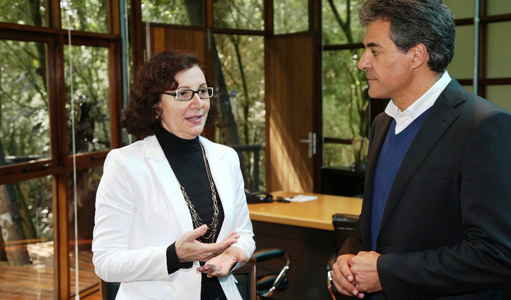 Governador Beto Richa anuncia a professora Ana Seres Trento Comin como a nova secretÃ¡ria da EducaÃ§Ã£o do Estado do ParanÃ¡.Curitiba, 06/05/2015.Foto: Orlando Kissner/ANPr