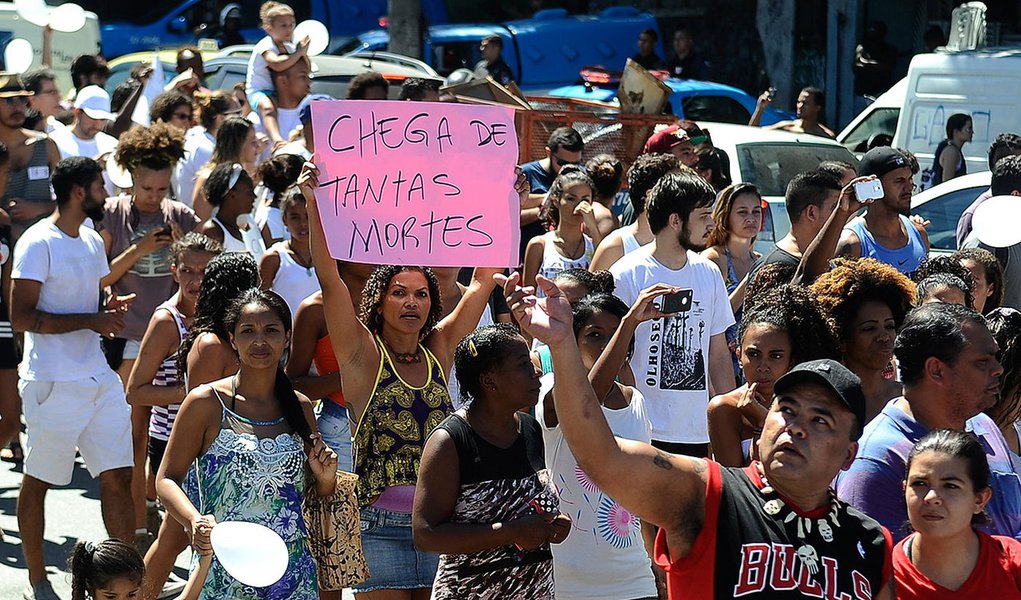 04/04/2015 - Moradores do Complexo do Alemão fazem protesto pacífico pedindo paz na comunidade e justiça pela morte do menino Eduardo de Jesus, 10 anos, atingido na quinta-feira (2) por uma bala perdida (Tomaz Silva/Agência Brasil)