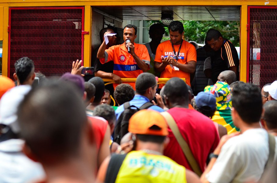 20/03/2015- Rio de Janeiro- RJ, Brasil-  No oitavo dia de greve dezenas de garis se reunem em frete à Central do Brasil .
