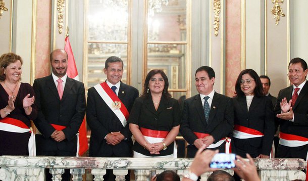 Presidente do Peru, Ollanta Humala (com a faixa presidencial) com os ministros, durante cerimÃ´nia em Lima. 17/02/2015  REUTERS/Andina Agency