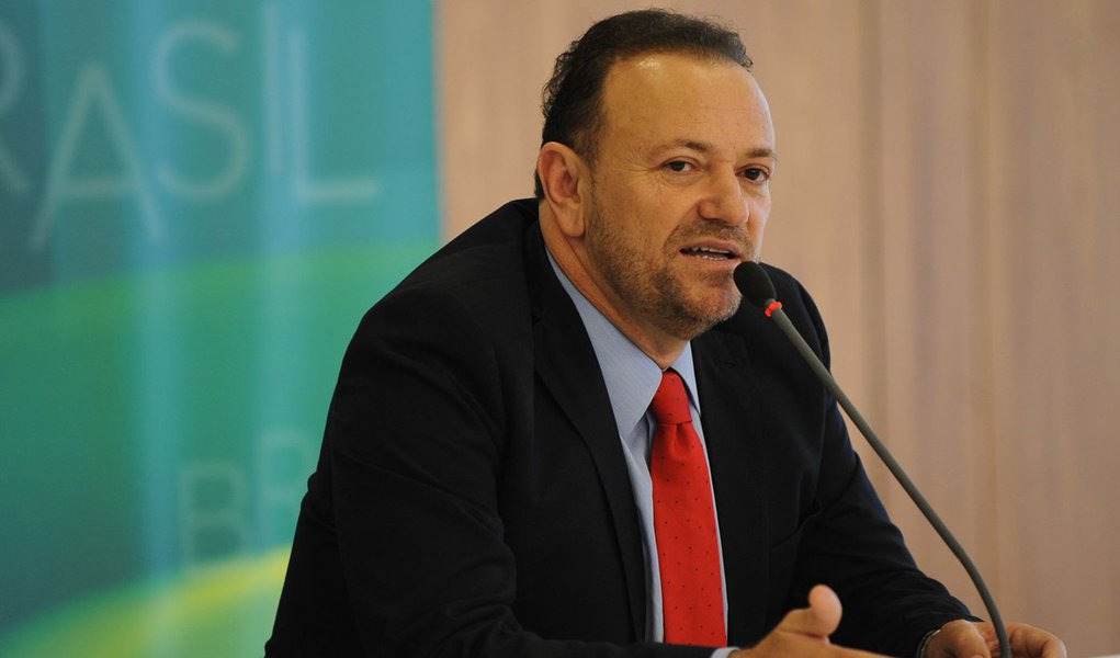 O novo ministro-chefe da Secretaria de ComunicaÃ§Ã£o Social da PresidÃªncia da RepÃºblica, Edinho Silva, durante coletiva apÃ³s cerimÃ´nia de posse, no PalÃ¡cio do Planalto (JosÃ© Cruz/AgÃªncia Brasil)