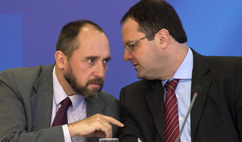 Os ministros da AGU, LuÃ­s InÃ¡cio Adams e do Planejamento, Nelson Barbosa durante coletiva de imprensa apÃ³s participarem de reuniÃ£o de coordenaÃ§Ã£o polÃ­tica com a presidente Dilma Rousseff (Marcelo Camargo/AgÃªncia Brasil)