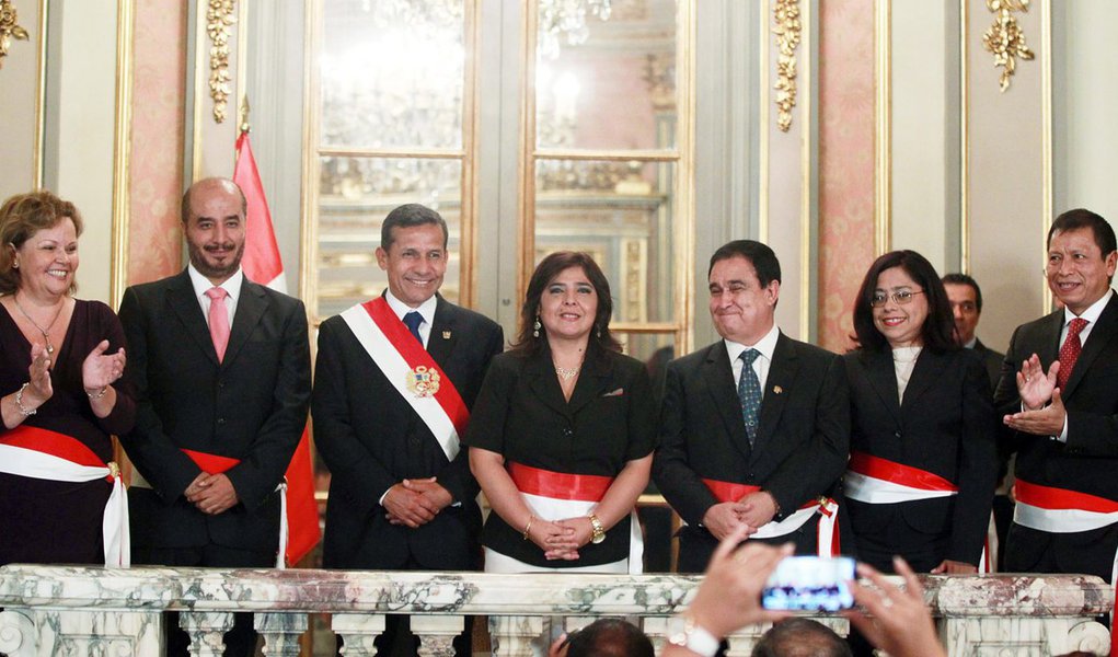 Presidente do Peru, Ollanta Humala (com a faixa presidencial) com os ministros, durante cerimÃ´nia em Lima. 17/02/2015  REUTERS/Andina Agency