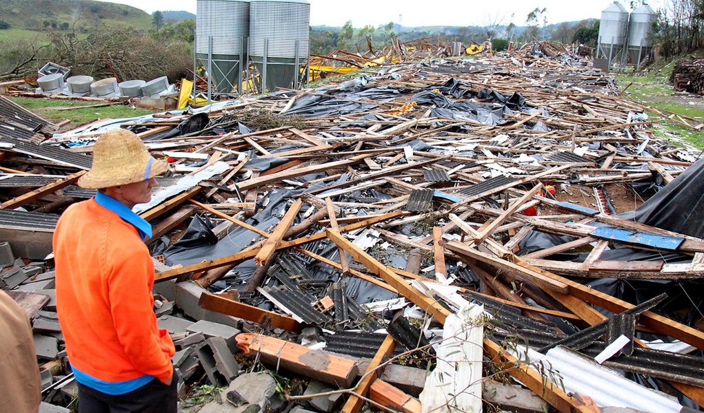 Empreendedores que tiveram seus estabelecimentos afetados pelos temporais em Francisco Beltrão, Sudoeste do Paraná. Francisco Beltrão 17/07/2015 Foto: Leandro Czerniaski/Imprensa PMFB