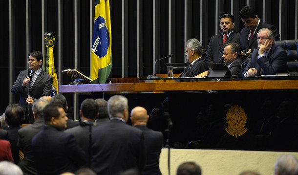 Brasília- DF- Brasil- 18/03/2015-  Populares são retirados da galeria por se manifestarem durante Comissão Geral na Câmara destinada a ouvir o ministro da Educação, Cid Gomes. Na foto, em pronunciamento o ministro da Educação, Cid Gomes. (Fabio Rodrigues 