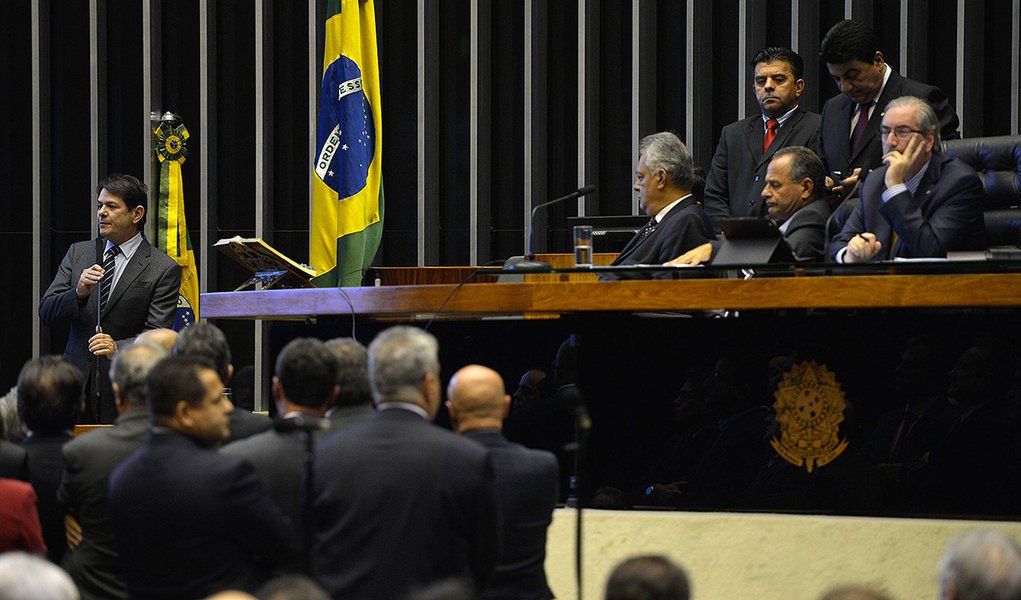 Brasília- DF- Brasil- 18/03/2015-  Populares são retirados da galeria por se manifestarem durante Comissão Geral na Câmara destinada a ouvir o ministro da Educação, Cid Gomes. Na foto, em pronunciamento o ministro da Educação, Cid Gomes. (Fabio Rodrigues 