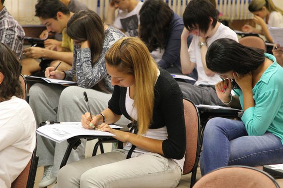 Candidatos prestam prova da Fuvest. Foto: Marcos Santos/USP Imagens