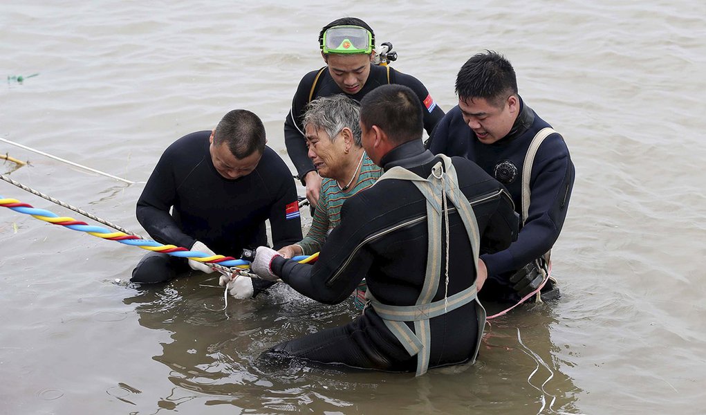 Mergulhadores ajudam vÃ­tima apÃ³s resgatÃ¡-la de naufrÃ¡gio no rio Yangtze, China. 02/06/2015 REUTERS/cnsphoto