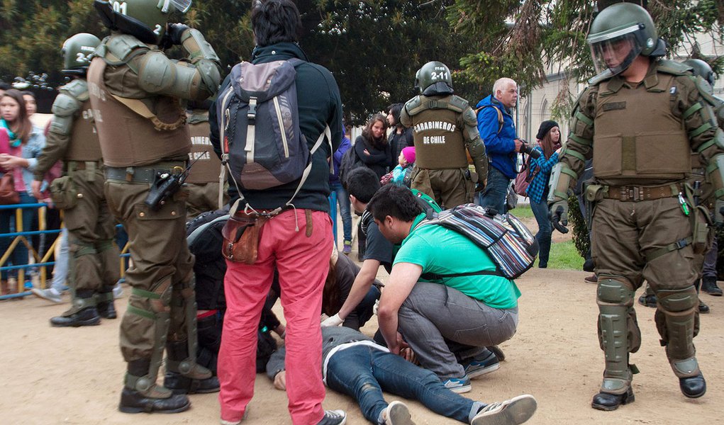 Estudantes socorrem colega baleado em manifestaÃ§Ã£o em ValparaÃ­so, no Chile. O estudante morreu a caminho do hospital. 14/05/2015 REUTERS/Pablo Vanni

