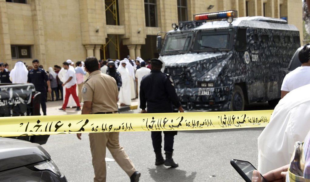PolÃ­cia cerca Ã¡rea apÃ³s explosÃ£o a uma mesquita na regiÃ£o de Al Sawaber, no Kuweit. 26/06/2015 REUTERS/Jassim Mohammed